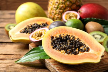 Taze olgun papaya ve ahşap masada diğer meyveler. Metin için boşluk
