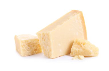 Beyaz arka planda lezzetli parmesan peyniri parçaları.