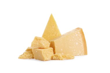 Beyaz arka planda lezzetli parmesan peyniri parçaları.