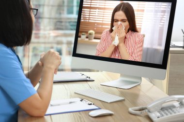 Yardım hattı servisi. Doktor hastaya içeride bilgisayar yoluyla danışmanlık yapıyor.