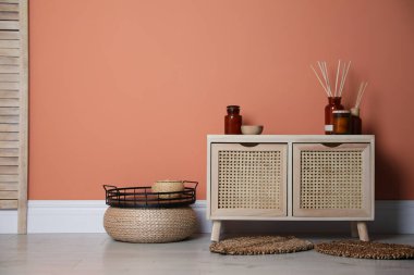 Mercan duvarının yanındaki ahşap tuvalet. İç tasarım