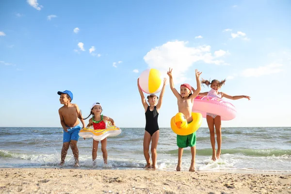 Tatlı Çocuklar Kumsalda Güneşli Bir Günün Tadını Çıkarıyorlar Yaz Kampı — Stok fotoğraf