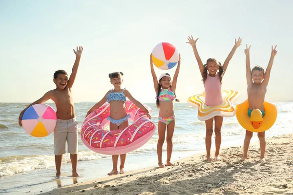 Lindos Niños Disfrutando Día Soleado Playa Campamento Verano — Foto de Stock