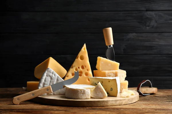 Verschillende Soorten Kaas Messen Houten Tafel — Stockfoto