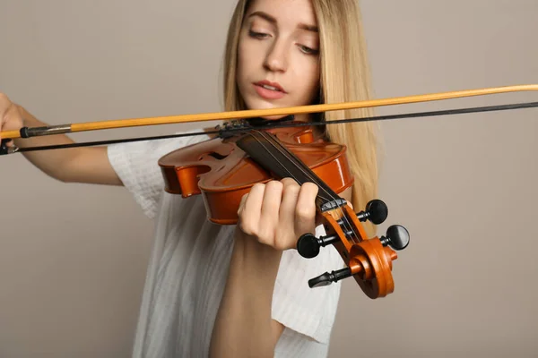 Mulher Bonita Tocando Violino Fundo Bege Close — Fotografia de Stock