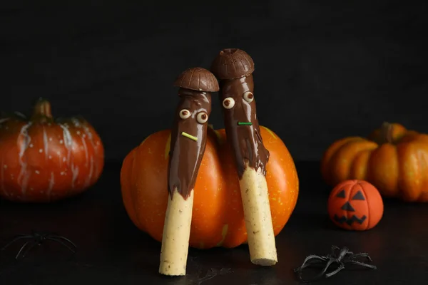 Смачні Палички Шоколадом Прикрашені Монстри Темному Тлі Хелловінські Частування — стокове фото