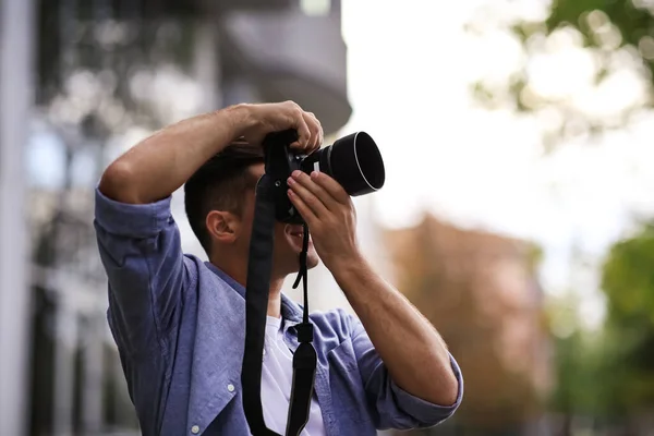 Fotógrafo Tirando Foto Com Câmera Profissional Rua Cidade — Fotografia de Stock
