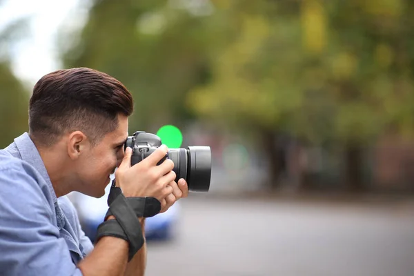 Fotógrafo Tomando Fotos Con Cámara Profesional Calle Ciudad —  Fotos de Stock