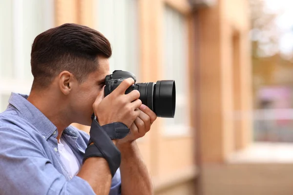 Fotógrafo Tirando Foto Com Câmera Profissional Livre — Fotografia de Stock