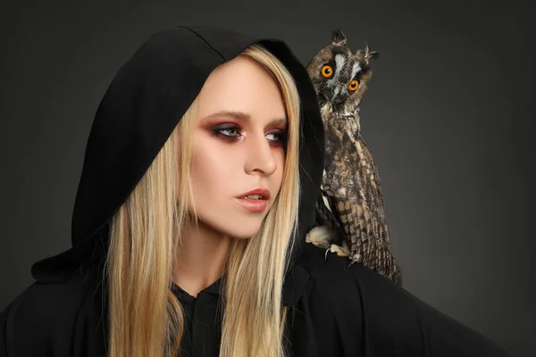 Sorcière Manteau Noir Avec Hibou Sur Fond Sombre Caractère Fantasmatique — Photo