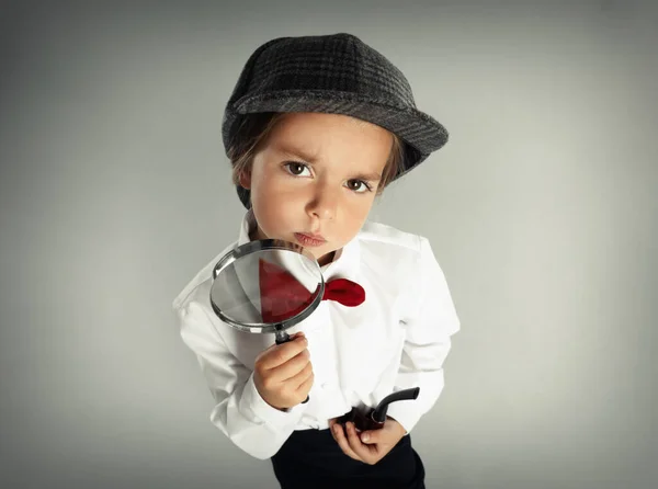 Симпатичный Маленький Ребенок Шляпе Дымящейся Трубкой Увеличительным Стеклом Играет Детектива — стоковое фото