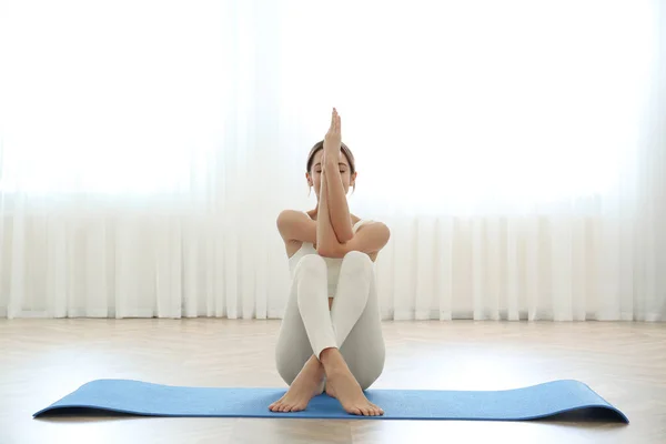 Mujer Joven Practicando Águila Asana Estudio Yoga Postura Garudasana — Foto de Stock