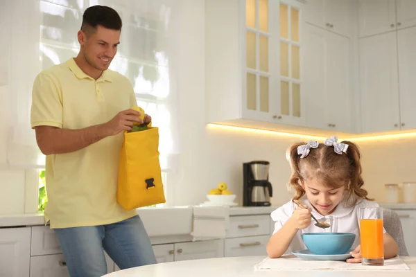 Pai Ajudando Seu Filho Preparar Para Escola Cozinha — Fotografia de Stock