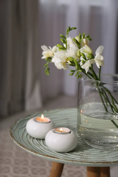 Vase Mit Schönen Freesia Blumen Und Brennenden Kerzen Innenraum Nahaufnahme — Stockfoto