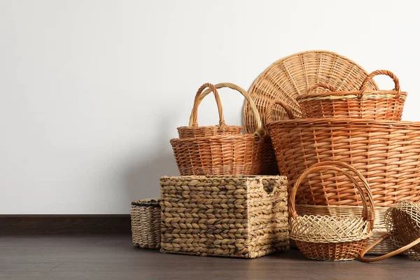 Işık duvarının yanındaki zeminde doğal malzemeden yapılmış birçok hasır sepet var.