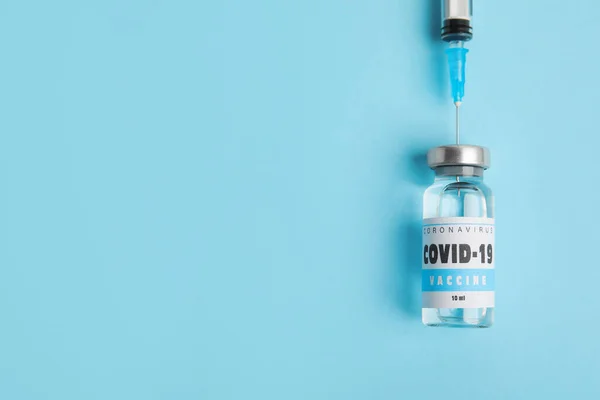 Fecskendő Feltöltése Koronavírus Vakcinával Világoskék Alapon Lapos Fektetés Szöveg Helye — Stock Fotó