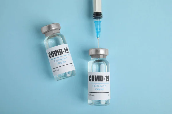 Filling Syringe Coronavirus Vaccine Light Blue Background Flat Lay — Stock Photo, Image