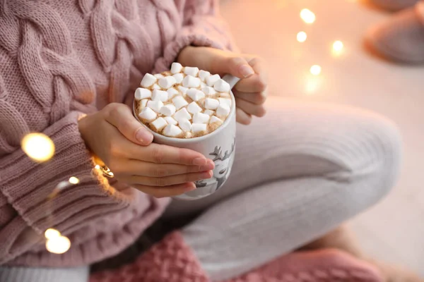 Donna Possesso Tazza Bevanda Calda Con Marshmallow All Interno Primo — Foto Stock
