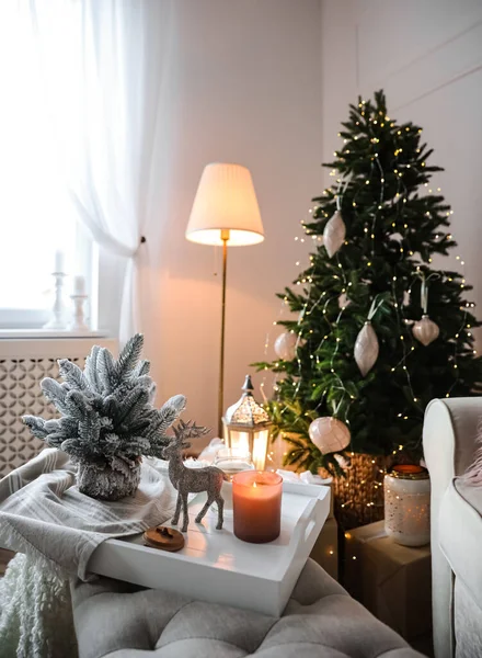 リビングルームで美しいクリスマスツリー インテリアデザイン — ストック写真