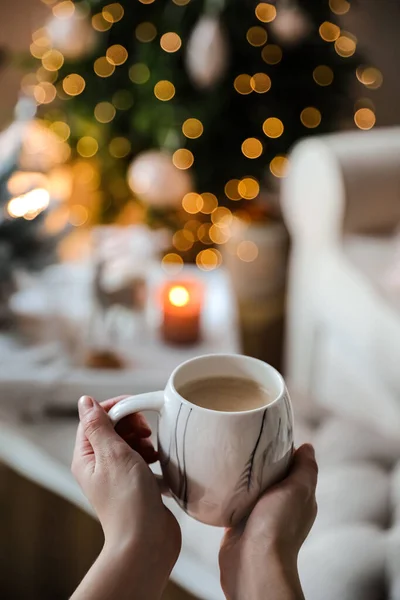 Donna Con Tazza Cacao Camera Decorata Natale Primo Piano — Foto Stock