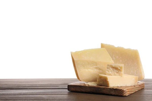 Pezzi Delizioso Formaggio Parmigiano Tavolo Legno Sfondo Bianco Spazio Testo — Foto Stock