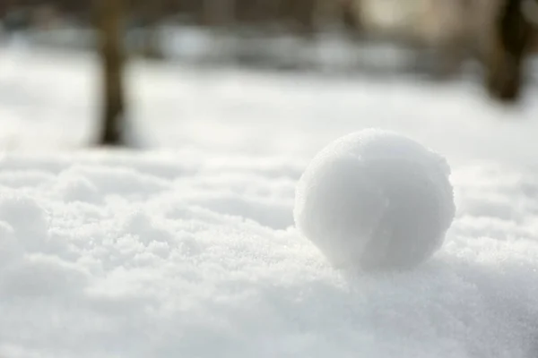 Palla Neve Perfetta Sulla Neve All Aperto Primo Piano Spazio — Foto Stock