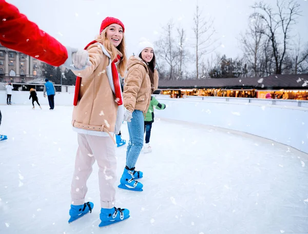 Group Friends Skating Outdoor Ice Rink — Stock Photo, Image