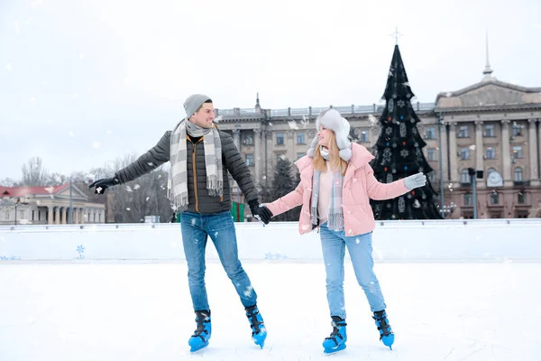 Casal Feliz Patinando Longo Pista Gelo Livre — Fotografia de Stock