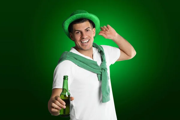 穿着圣帕特里克节服装 背景为绿色的啤酒的快乐男人 — 图库照片