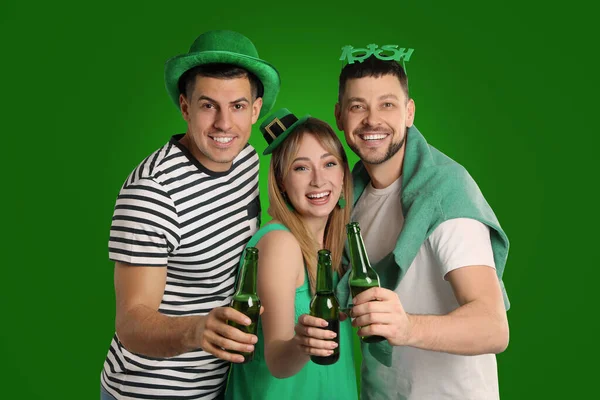 Szczęśliwi Ludzie Stroju Patrick Day Piwem Zielonym Tle — Zdjęcie stockowe