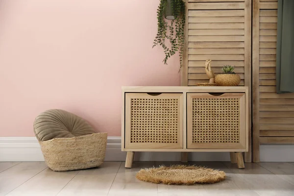 Odadaki pembe duvarın yanındaki ahşap tuvalet. İç tasarım