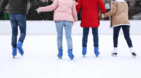 Freunde Die Draußen Auf Der Eisbahn Schlittschuh Laufen Nahaufnahme — Stockfoto
