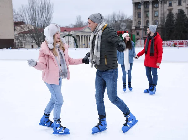 Casal Feliz Com Amigos Patinando Longo Pista Gelo Livre — Fotografia de Stock