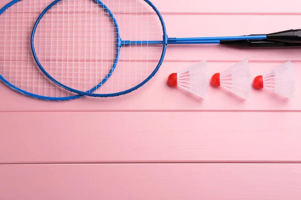 Badminton Rackets Shuttlecocks Roze Houten Tafel Plat Gelegd Ruimte Voor — Stockfoto