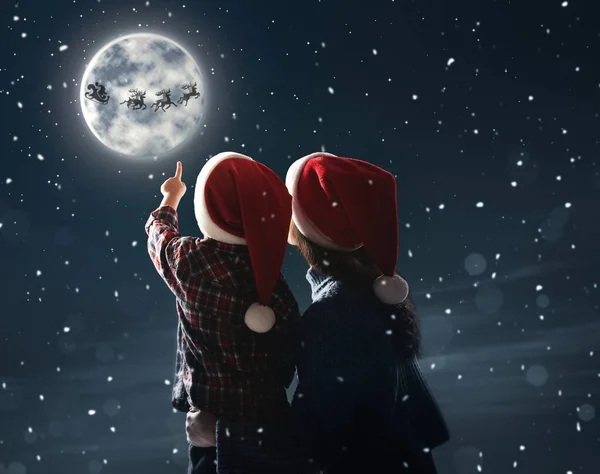 Madre Pequeño Hijo Mirando Santa Claus Con Renos Cielo Noche — Foto de Stock