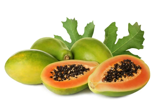 Färska Mogna Papaya Frukter Och Gröna Blad Vit Bakgrund — Stockfoto