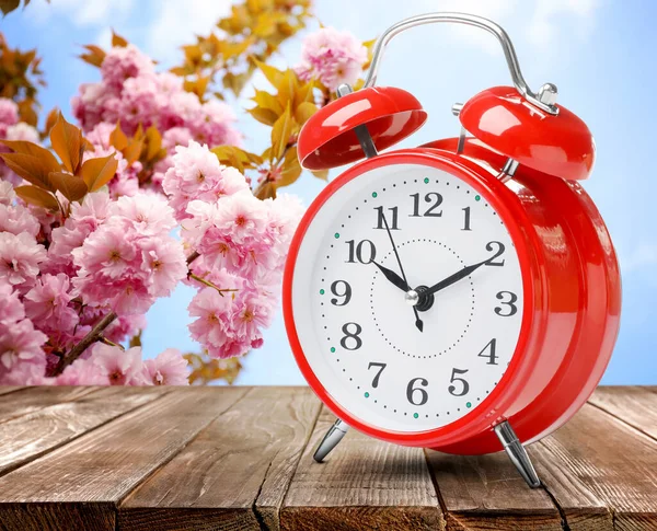 Reloj Despertador Rojo Mesa Madera Horario Verano Primavera Adelante — Foto de Stock