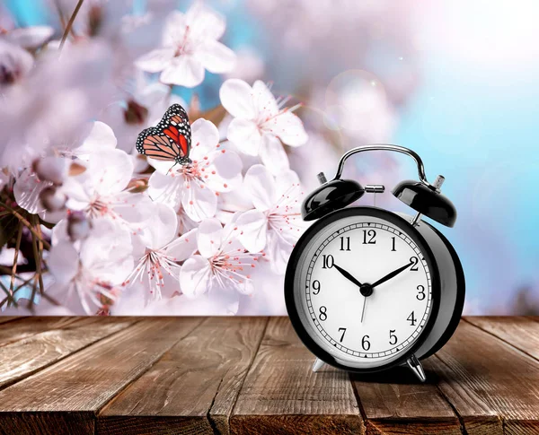Relógio Alarme Preto Mesa Madeira Espaço Para Texto Tempo Verão — Fotografia de Stock