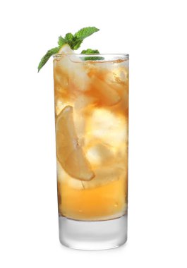 Beyaz arka planda bardakta lezzetli buzlu çay.