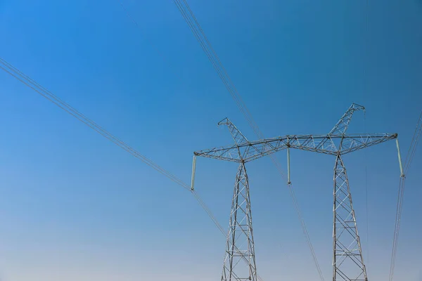 Torre Alto Voltaje Con Líneas Eléctricas Transmisión Electricidad Contra Cielo — Foto de Stock