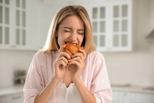 Concepto Elección Entre Comida Sana Comida Chatarra Mujer Comiendo Croissant —  Fotos de Stock