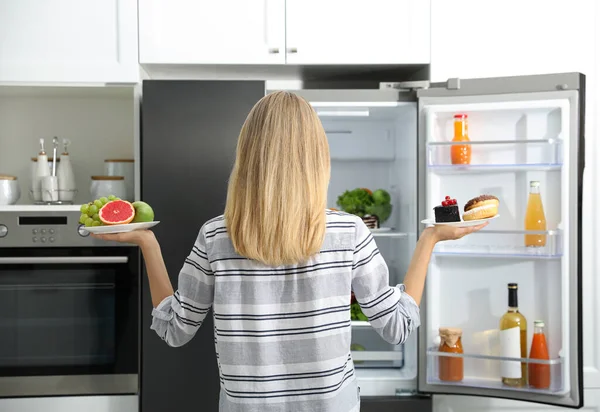 Concepto Elección Mujer Sosteniendo Platos Con Frutas Dulces Cerca Del — Foto de Stock