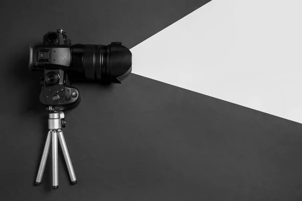 Moderne Camera Mini Statief Kleur Achtergrond Plat Lag Met Ruimte — Stockfoto