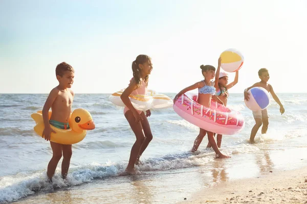 Crianças Bonitas Desfrutando Dia Ensolarado Praia Campo Férias — Fotografia de Stock