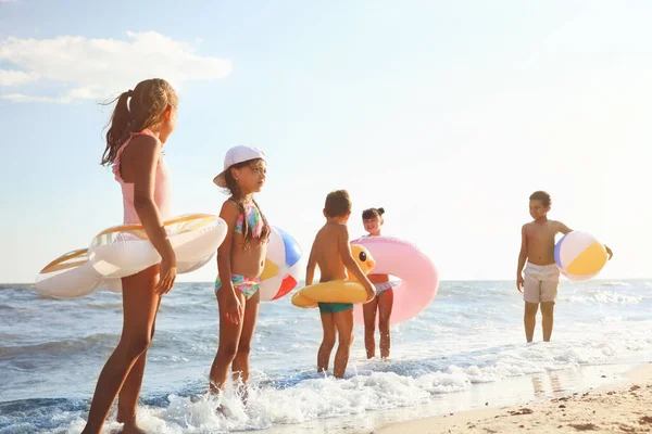 Tatlı Çocuklar Kumsalda Güneşli Bir Günün Tadını Çıkarıyorlar Yaz Kampı — Stok fotoğraf