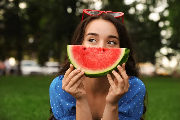 Mooie Jonge Vrouw Met Watermeloen Park Zonnige Dag — Stockfoto