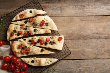 Düz kompozisyon ve Focaccia ekmeği ahşap masada. Metin için boşluk