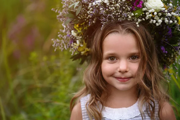 Roztomilá Holčička Nosí Věnec Krásných Květin Poli Detailní Záběr — Stock fotografie