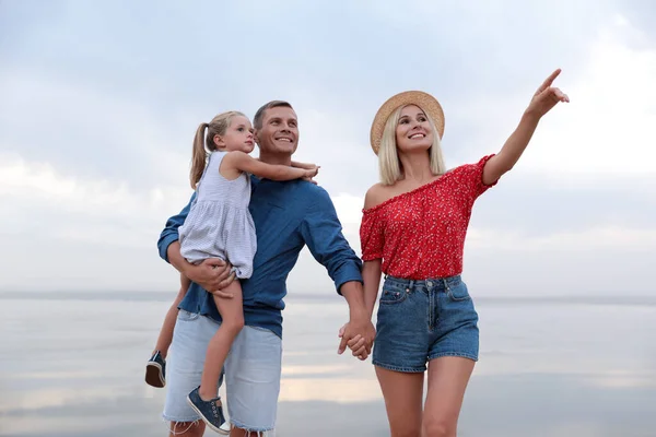 Glückliche Familie Die Einem Sonnigen Sommertag Zeit Meer Verbringt — Stockfoto