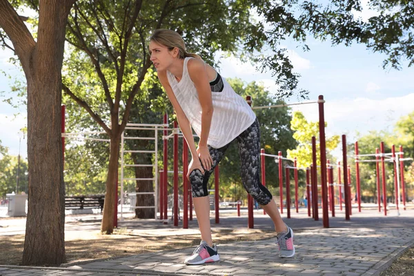 Jeune Femme Vêtements Sport Ayant Des Problèmes Genou Sur Terrain — Photo